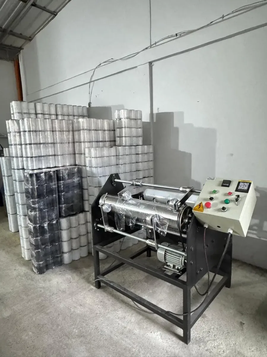 Máquina de rebobinado con rollos de vinipel transparente y negro